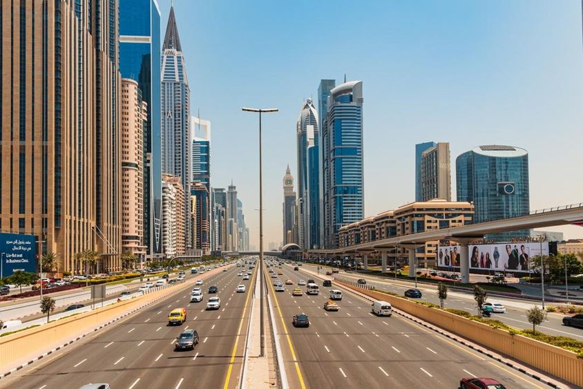 Dubai kilátás a Sheikh Zayed útra felhőkarcolókkal.