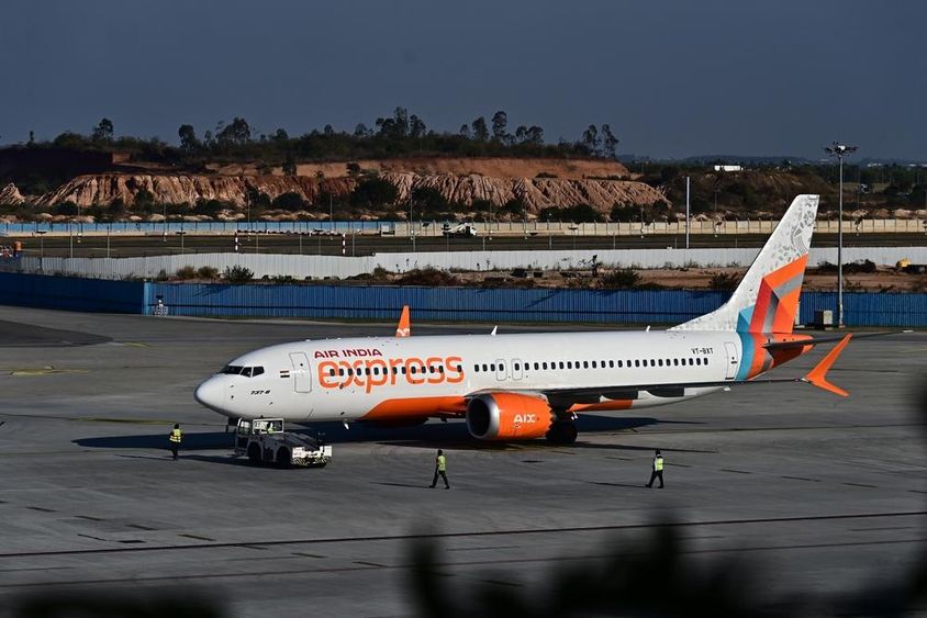 Az Air India Express repülőgép gurulása a kifutópályára. 