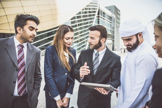 Arab és nyugati üzletemberek beszélnek a befektetésekről.