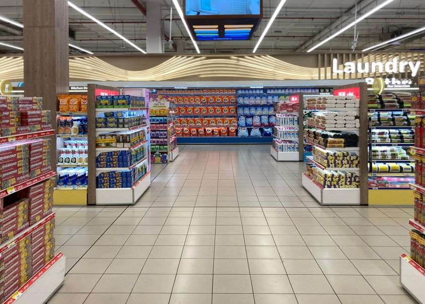 Mosodai és háztartási cikkek szektora egy szupermarketben Dubaiban.