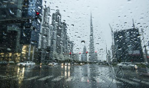 دبئی میں بارش، پس منظر میں شہر کے مناظر دھندلے نظر آ رہے ہیں۔