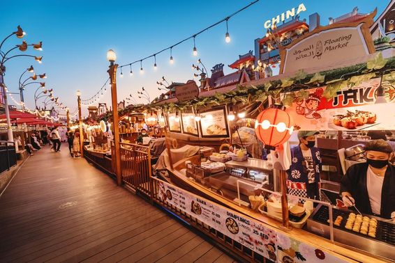 Thai konyha egy úszó étteremben utcai ételekkel a Global Villagebe, Dubaiban.
