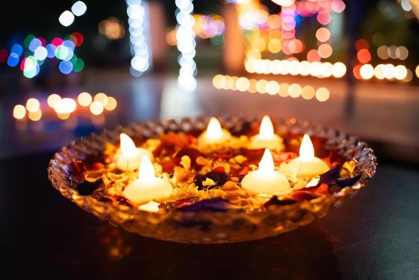 Diwali mécsesek egy tálba.