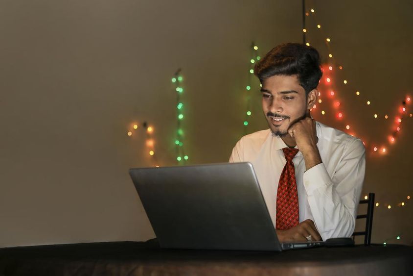 Fiatal indiai férfi dolgozik Diwali ünnepe az irodákban.