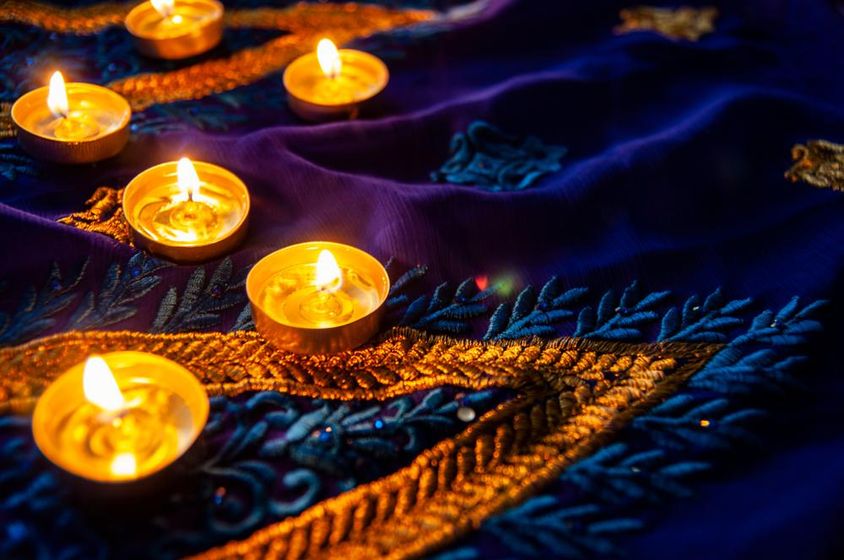 Diwali világítás kék szárin arany hímzéssel.