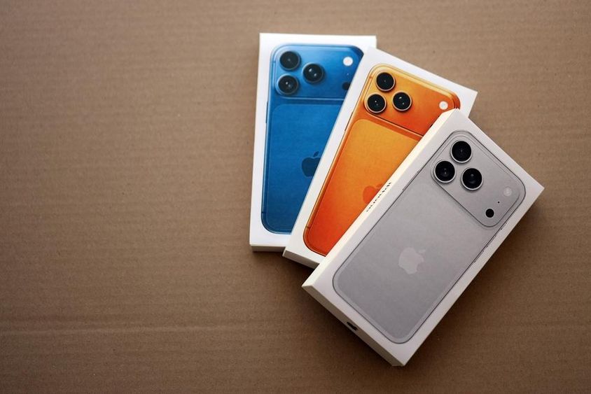 Apple iPhone 17 Pro Max Silver box és más iPhone modell doboz.