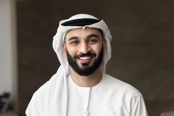 Sikeres cégtulajdonos, fiatal arab üzletvezető férfi.