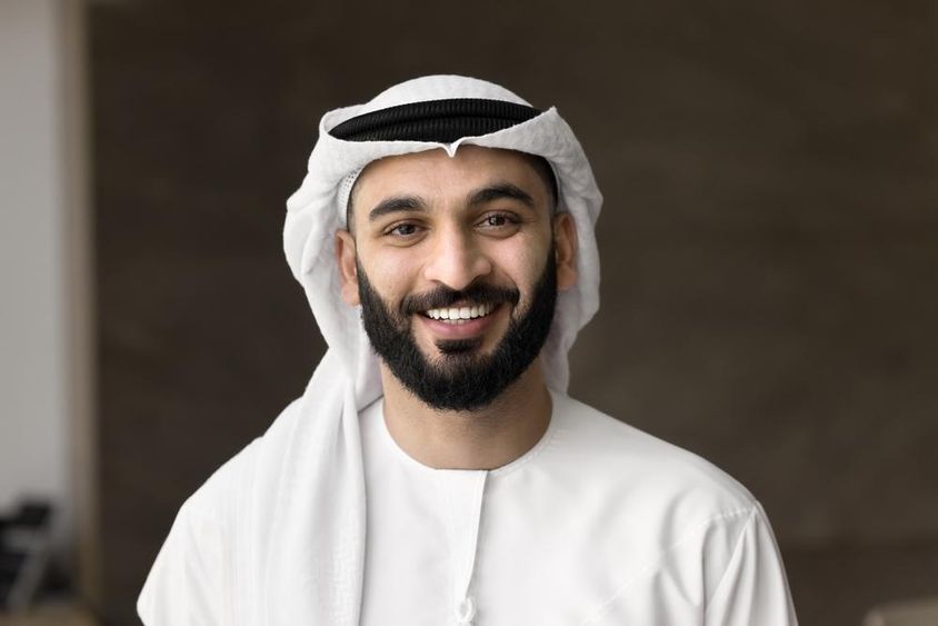 Sikeres cégtulajdonos, fiatal arab üzletvezető férfi.