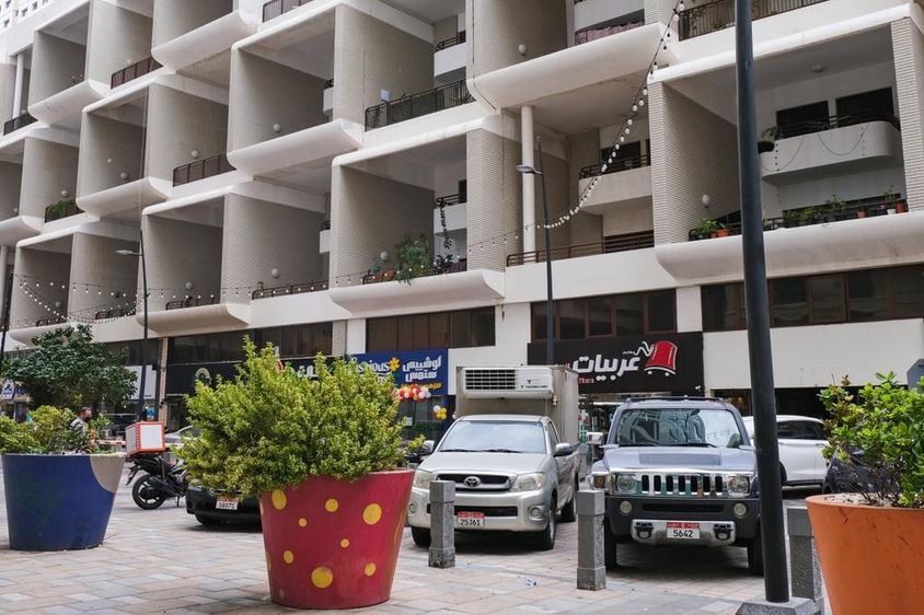 Modern lakóépület homlokzata nagy kétszintes erkélyekkel, UAE.