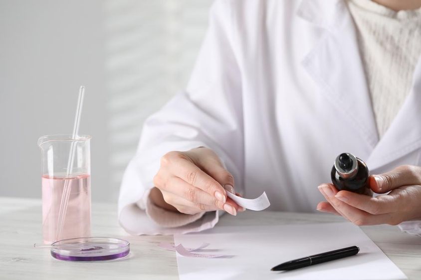 Luxus parfüm fehér fa asztal a laboratóriumban.