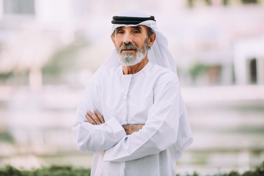 Idősebb üzletember Dubaiban.