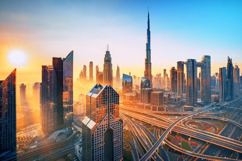 Dubai - modern városközpont látképe luxus felhőkarcolókkal.