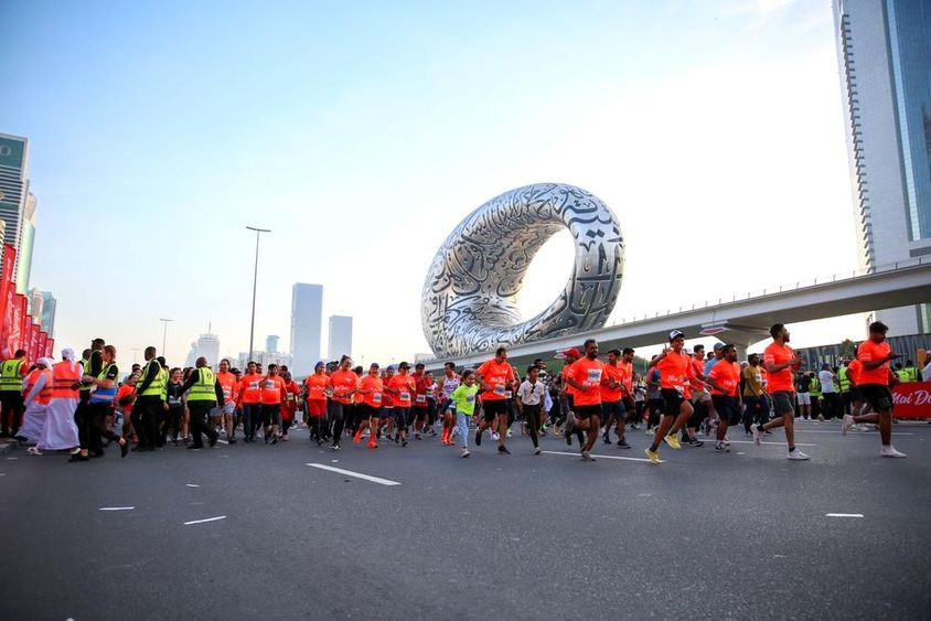 Ez a Dubai Run esemény 226 000 résztvevőt hozott össze a világ legnagyobb közösségi futóversenyére.