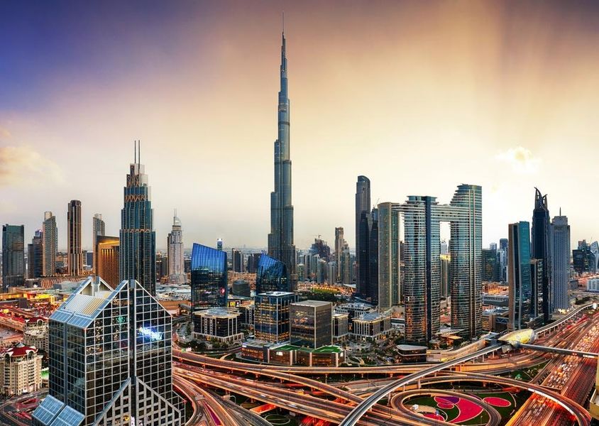 Dubai üzleti belvárosának látképe naplementekor.