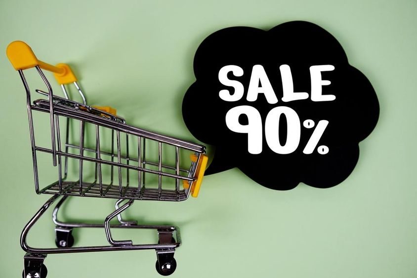Eladás 90% szöveg beszédbuborékkal és bevásárlókocsival.