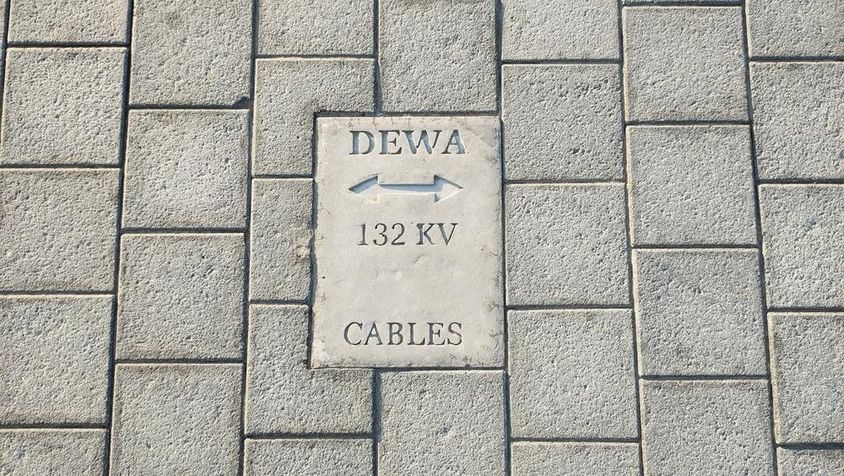 Dubai Villamosenergia- és Vízügyi Hatóság Kormányhivatal 132 kV-os kábelekre figyelmeztető tábla a padlón.