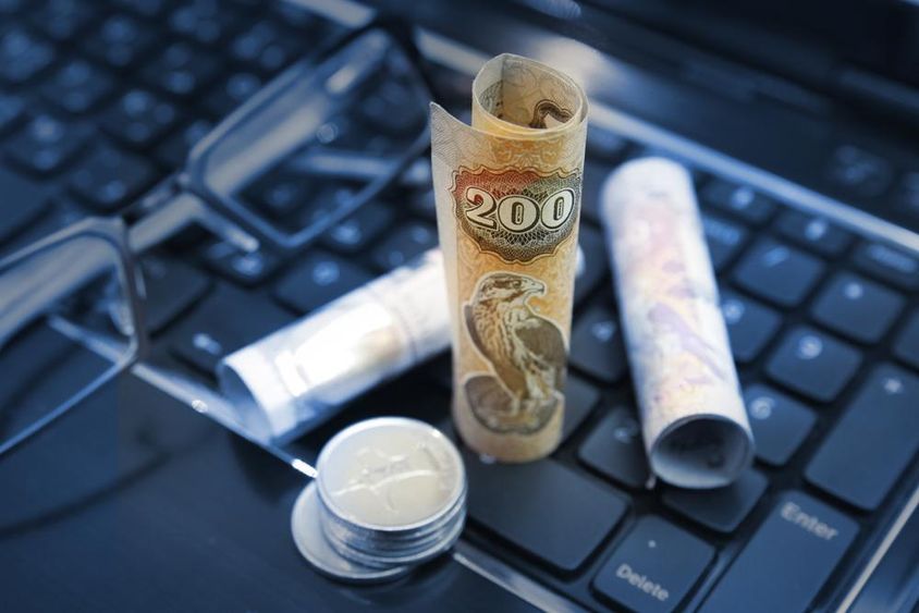 Kétszáz, száz, ötven egyesült arab emírségekbeli dirham.