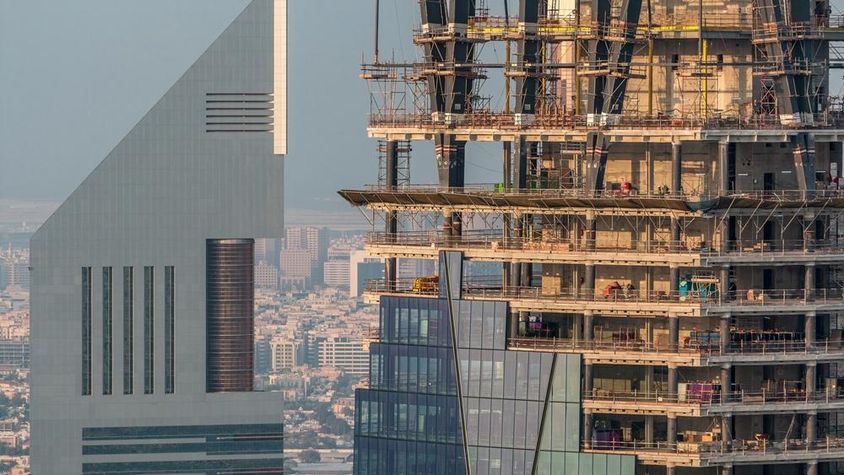 Új modern felhőkarcoló építése Dubajban.