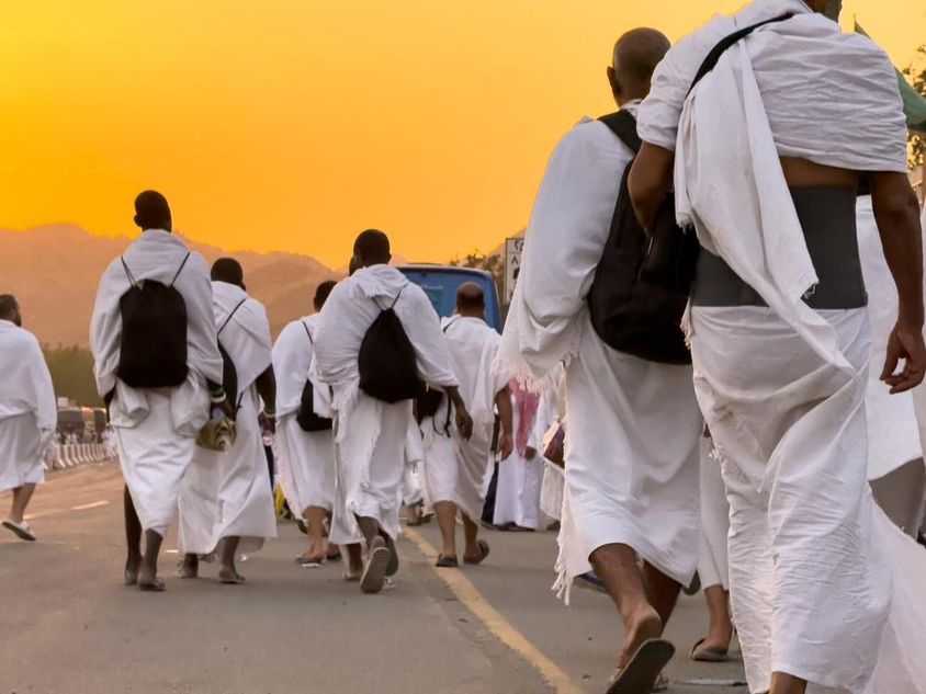 Mekka, Szaúd-Arábia, Sok Hajj zarándok gyalogol az Arafat-mezőkön.