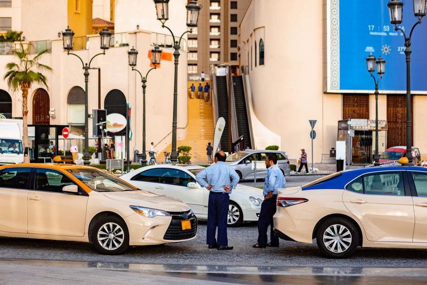 Taxik egy dubai utcán.