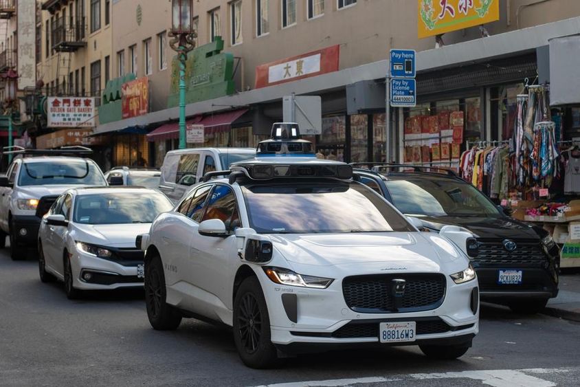 A Waymo robotaxija San Francisco kínai negyedének forgalmas, keskeny utcáin.