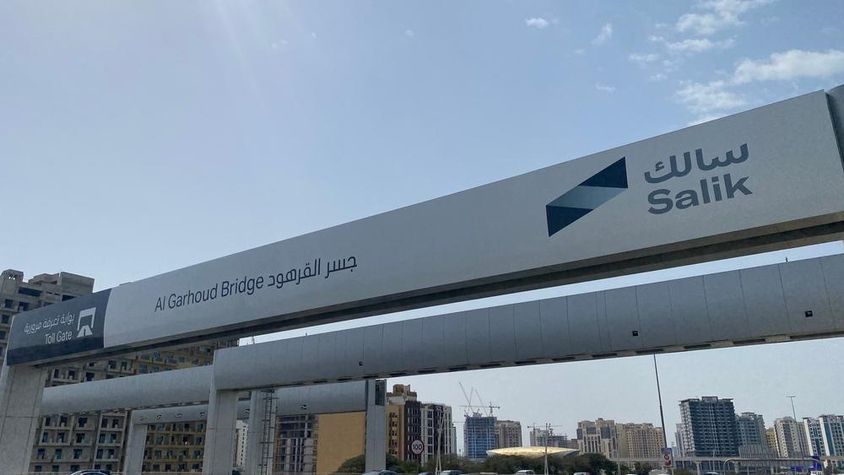 Dubai Salik nevű autópálya-díjbeszedő rendszerének látképe.