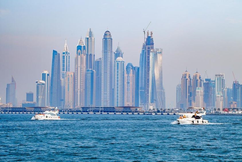 Dubai Marina, kilátás a felhőkarcolókra és a Princess Towerre, a Cielre és az Elite Residences Towerre.