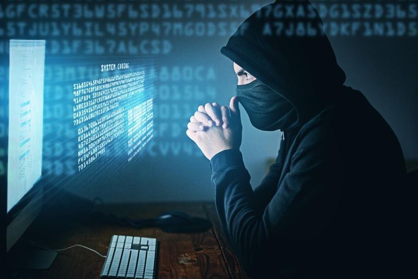 Kiberbűnözés, hacker és vírusra terjesztés a számítógéppel.