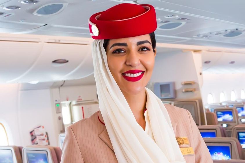 Mosolygó légiutas-kísérő, Emirates légitársaság.