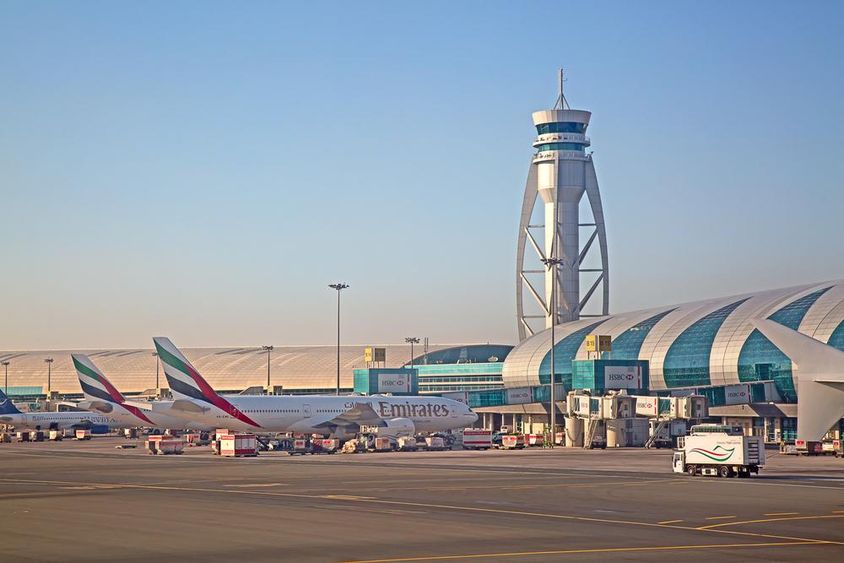 Repülőgépek készülnek a felszállásra a Dubai repülőtéren.