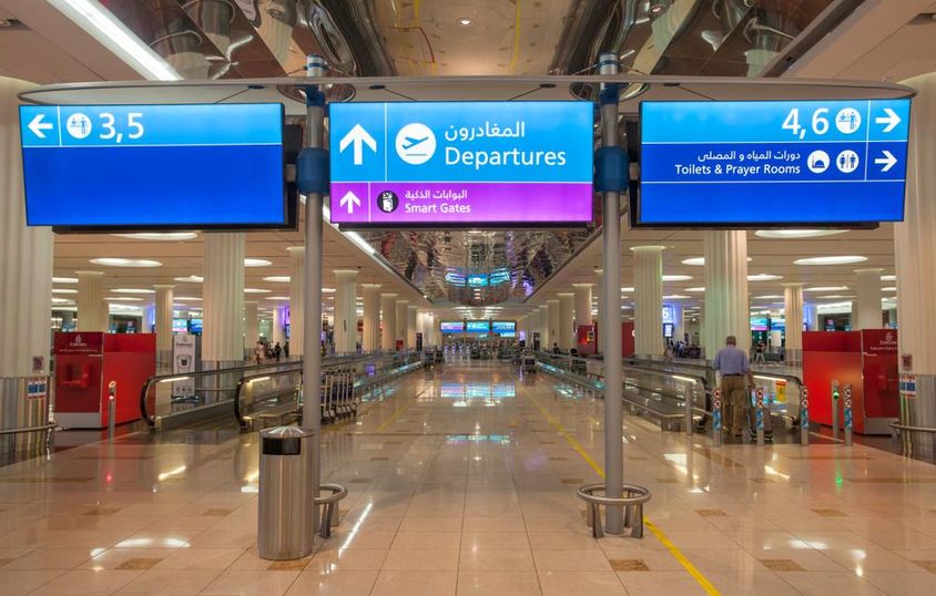 Jelzés az indulásokra a Dubai Nemzetközi Repülőtéren.