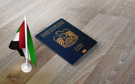 متحدہ عرب امارات کا پاسپورٹ اور قومی پرچم۔