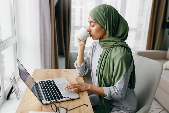 Arab üzletasszony laptopon ellenőrzi az e-mail értesítéseket. 