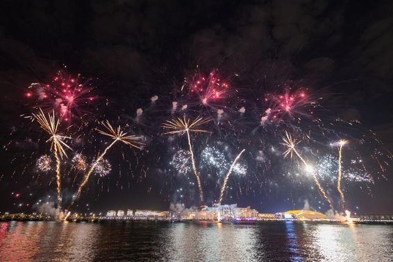 Újévi tűzijáték az Al Bandar-szigeten.