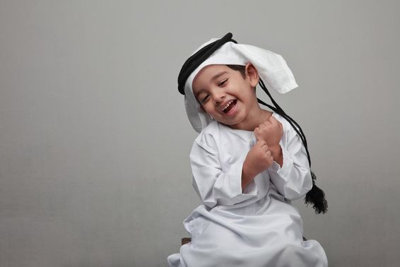 Arab hagyományos ruhát viselő kisfiú.