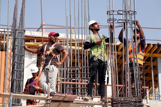 Dubai, Egyesült Arab Emírségek férfi dolgozók a nyári szezon alatt.