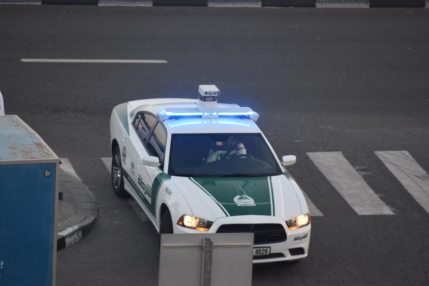 Egy dubai rendőrautó halad az utcán.