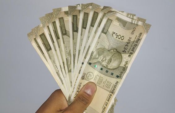 500 indiai rúpiás bankjegyek kézben tartva.