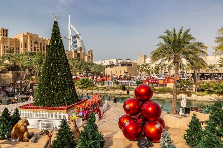 Kilátás a Burj Al Arab szállodára a Madinat Jumeirahból és a karácsonyfa Dubaiban.