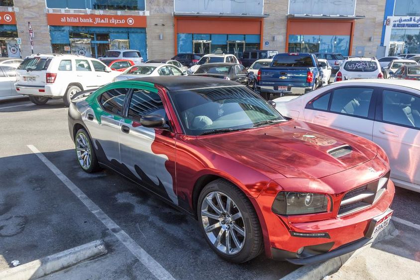 Dodge Charger décorée avec les couleurs nationales des Émirats Arabes Unis.