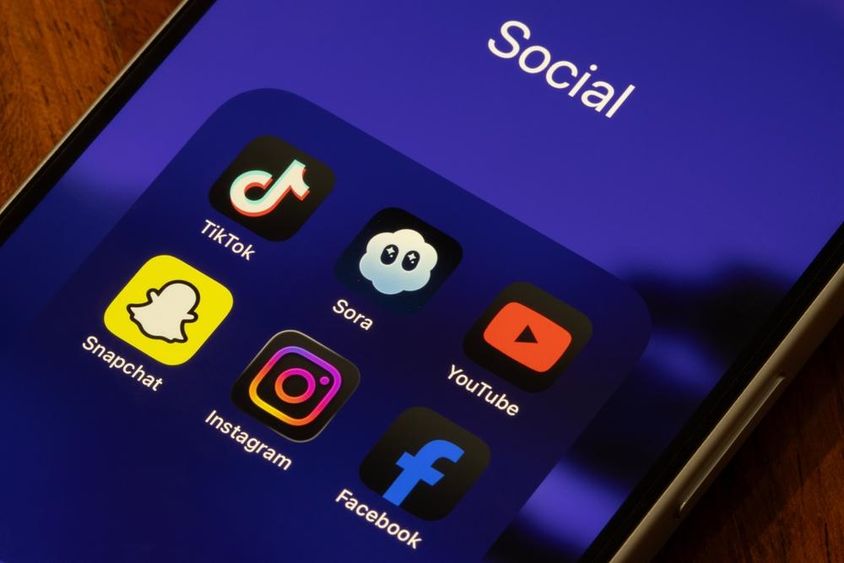 Az iPhone képernyőjén  a TikTok, a Sora, a YouTube, a Snapchat, az Instagram.
