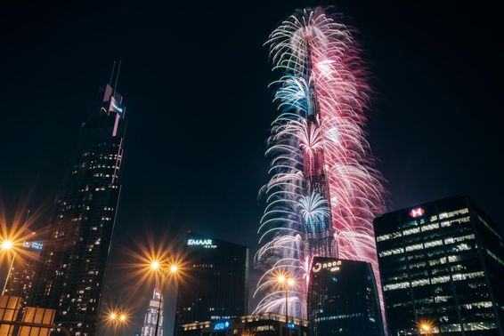 برج خلیفہ، دنیا کی سب سے بلند عمارت پر شاندار نئے سال کی شب آتش بازی۔
