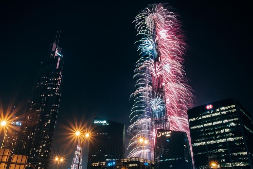 Spektakuläres Neujahrsfeuerwerk am Burj Khalifa, dem höchsten Gebäude der Welt.