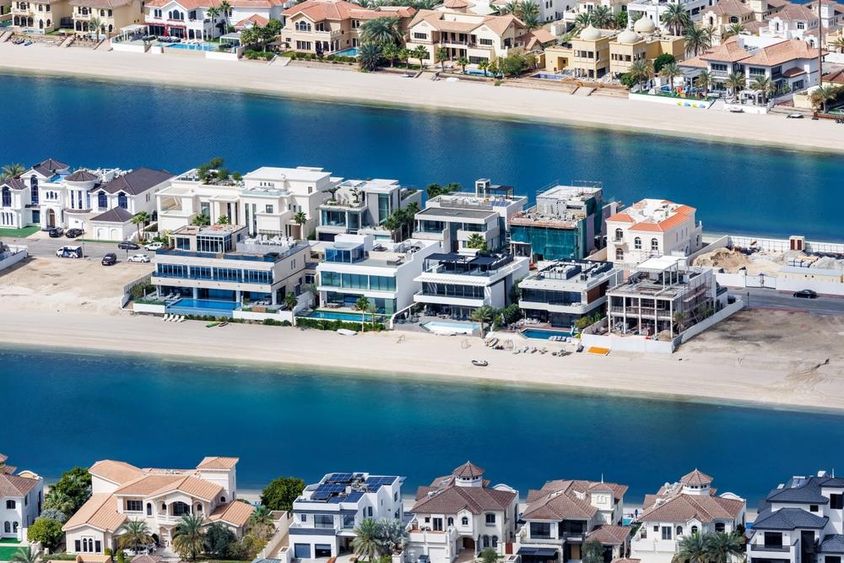 Dubai A Palm Jumeirah mesterséges sziget tengerparti stranddal, luxusvillákkal.