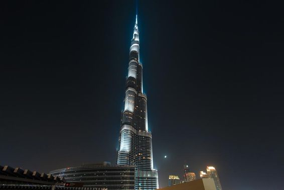 Burj Khalifa, ragyogva az éjszakai égbolton.