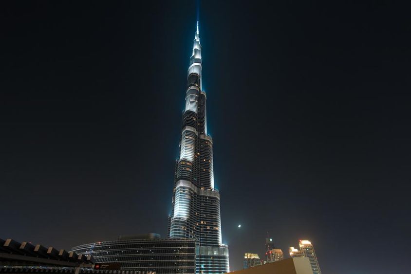Burj Khalifa, ragyogva az éjszakai égbolton.