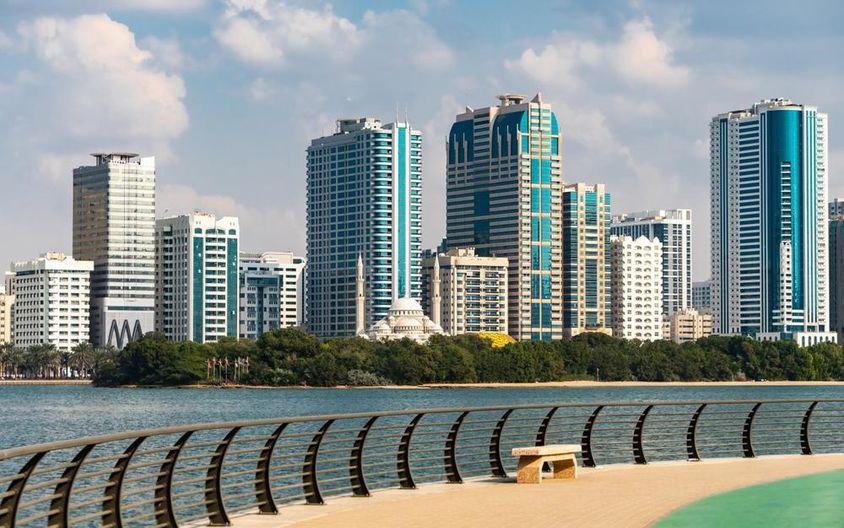 Sharjah város látképe az Egyesült Arab Emírségekben.