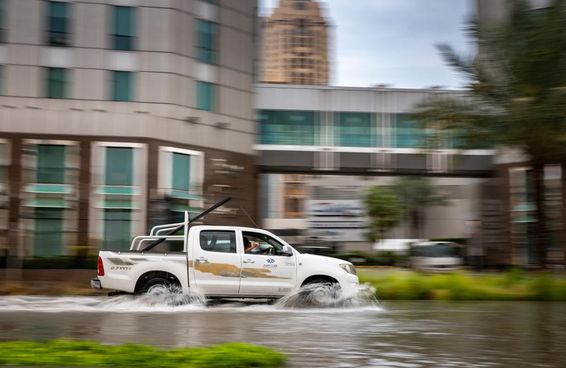 Autó halad egy elárasztott dubai utcán.