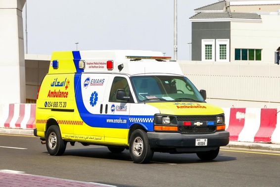 Chevrolet Express mentőautó Dubai város utcáján.