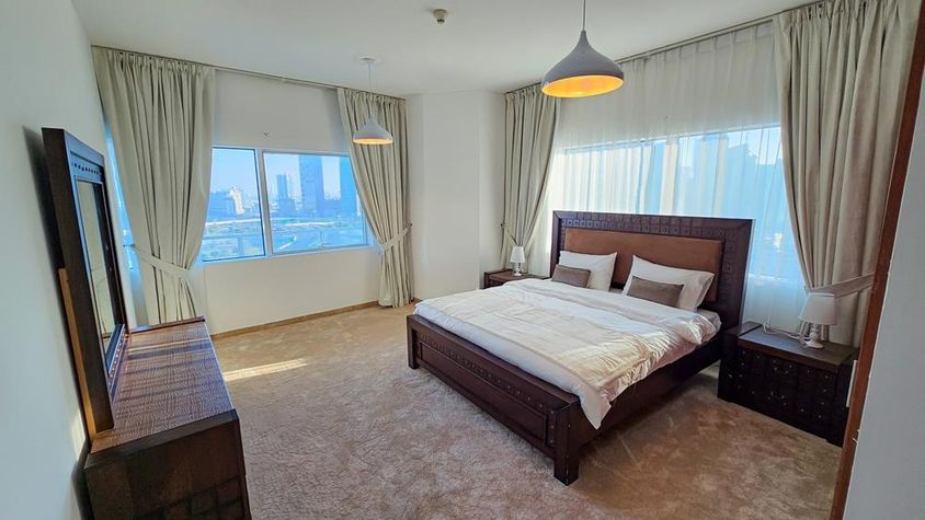 Hálószoba King size ággyal berendezett apartman ablakokkal.